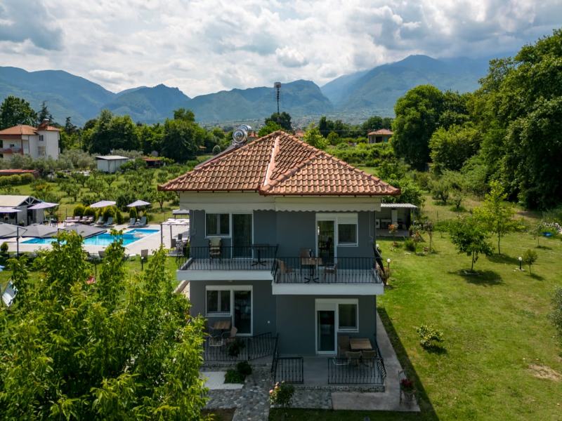 Εξωτερική πισίνα και αυλή του Dinas Village στη Λεπτοκαρυά
